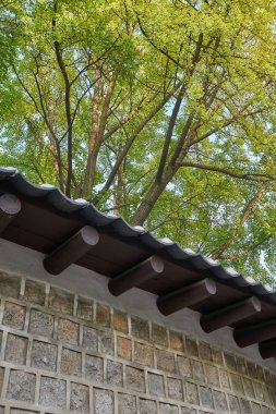Deoksu Sarayı duvarla Kore geleneksel KIWA ve cylinderical ormanda KIWA destekleyen.