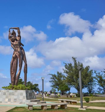 Turistler ve iki sevgilinin birbirlerine, Guam, ABD Lover's noktada sarılma heykeli görünümü. 