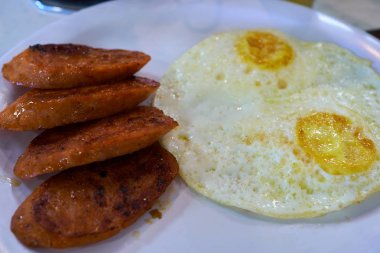 Bir tabak yumurta ve sosis Guam, ABD bir restoranda