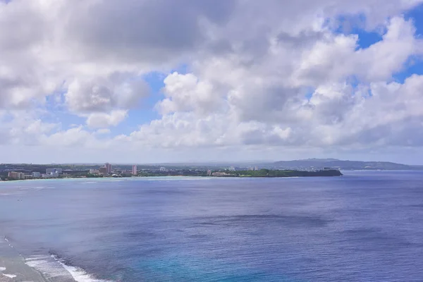 Het Zeegezicht Van Tumon Bay Guam Van Een Hoog Uitkijkpunt — Stockfoto