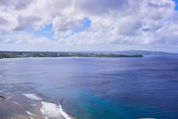 Het Zeegezicht Van Tumon Bay Guam Van Een Hoog Uitkijkpunt — Stockfoto