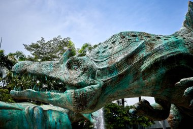 Universal Studios Singapore bir korkunç görünümlü tyranosauraus rakam.                               