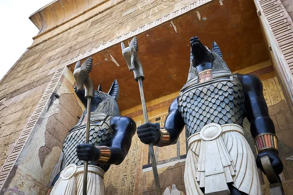 Egyptioan Guard Szobrok Gazdaság Botok Universal Studios Szingapúr — Stock Fotó