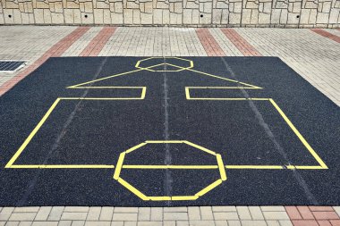 Güney Kore'de bir ilkokula yerleştirilen geleneksel Kalamar Arabası Oyunu oyun tahtası.