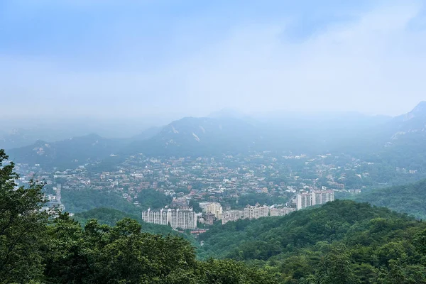 Una Vista Una Ciudad Cerca Seúl Rodeada Montañas Vistas Desde —  Fotos de Stock