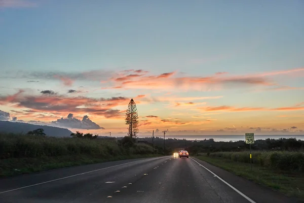 Hawajska Droga Podczas Zmierzchu Prowadząca Góry Haleakala — Zdjęcie stockowe