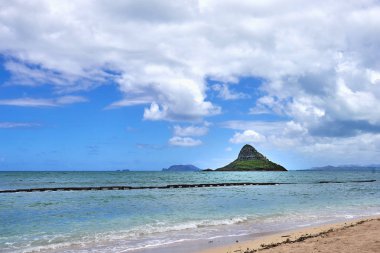 O'ahu, Hawaii'deki Kualoa Bölge Parkı yakınlarındaki bir plajdan görülen Chinaman's Hat adasının görünümü.