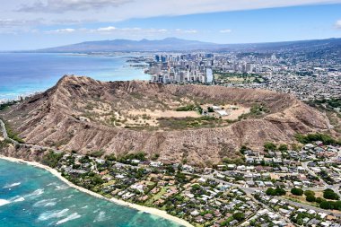 Diamond Head ve Hawaii, ABD'nin gökyüzünden görülen bir görünümü.