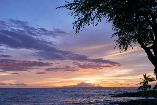 Ein Sonnenuntergang Mit Blick Auf Die Insel Und Den Ozean — Stockfoto