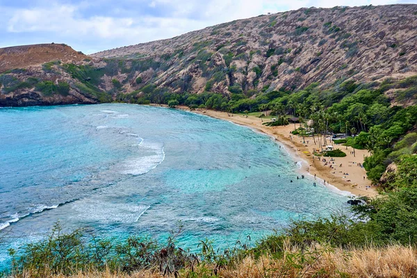 Een Breed Uitzicht Hanauma Bay Toeristen Aan Het Strand Wateren — Stockfoto