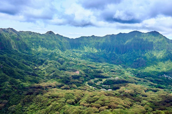 Een Luchtfoto Van Bergen Bomen Van Kualua Ranch Hawaï Verenigde — Stockfoto