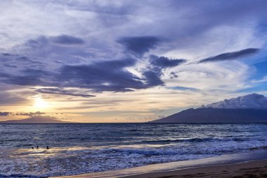 Maui'den görülen Hawaii okyanusunun güzel bir gün batımı manzarası.