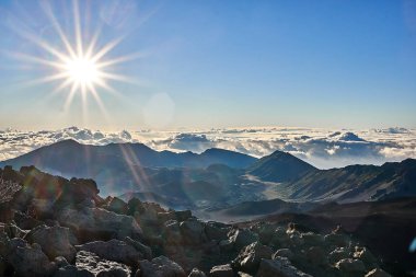 Gün doğumu sırasında Hawaii'deki Haleakala dağlarının görkemli manzarası.