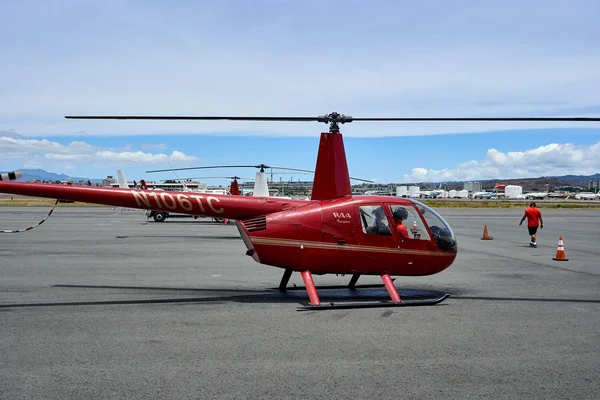 ハワイ アメリカ 2017 オアフ島のヘリコプターツアーのために離陸を待っているヘリコプターの観光客のビュー — ストック写真