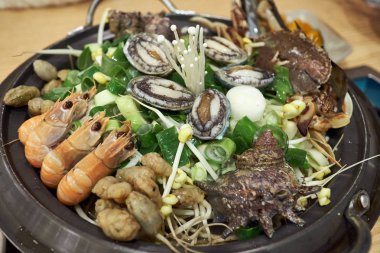 Karides, avalons, trompet kabukları, siğil deniz fışkırtma ve sebze dahil olmak üzere çeşitli malzemelerle sıcak Kore deniz ürünleri güveç.