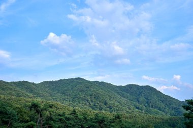 Jechun'un dağları ve mavi gökyüzü, Güney Kore.