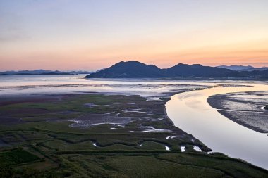 Gün batımında Güney Kore'deki Suncheonman Körfezi Sulak Alanı'nın nehir ve sulak alanları.