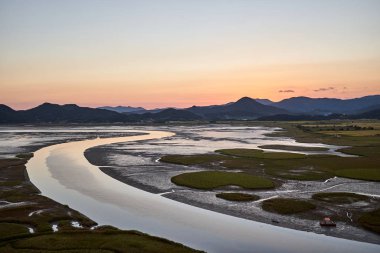 Suncheonman Körfezi Wetland Reserve, Güney Kore 'nin küçük bir tepenin üstünde görüldü..