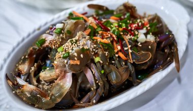 Soya soslu terbiye edilmiş yengeç, Güney Kore mutfağı, terbiye edilmiş taze çiğ yengeç soya sosu ya da acı biber tozuna dayalı bir sosla yapılır..