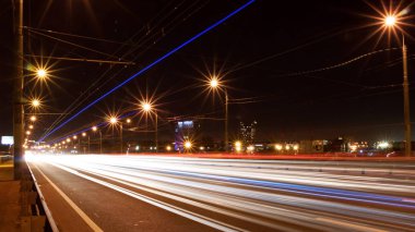 Araba farlar bir izleme. Gece, uzun pozlama