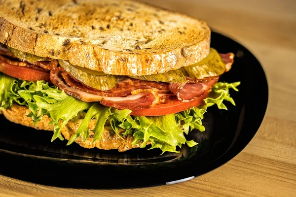 Sandwich Mit Salat Schinken Tomaten Und Eingelegten Gurken Sandwich Liegt — Stockfoto