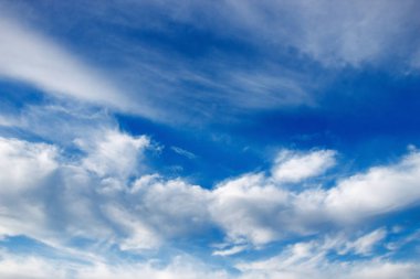 Mavi gökyüzüne karşı beyaz bulutlar