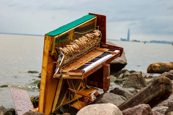 Piano Viejo Roto Una Playa Pedregosa —  Fotos de Stock