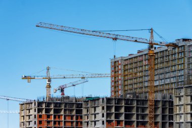 Birçok İnşaat vinçleri çok katlı, çok daire evler inşa ediyoruz. İşçi kalıp beton monolitik duvarlar için ayarla.