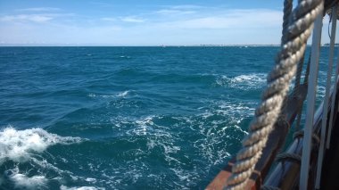 Tekne deniz ve sahil için görüntüleyin. Gemi ip merdivenler ile donatılmıştır. Yelkenli yat ufukta görünür