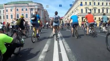 27 Mayıs 2018, St. Petersburg, Rusya Federasyonu: Büyük bisiklet geçit töreni. Bir sütun Nevsky Prospekt'e boyunca bisiklet hareketi. Tatil, St. Petersburg şehir Doğum günü.