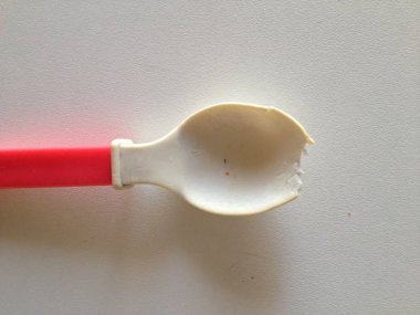 Bebek genç çocuklar için bir parça plastik kaşık ısırdı. Çocukların diş ne zaman hepsi kemirmek.