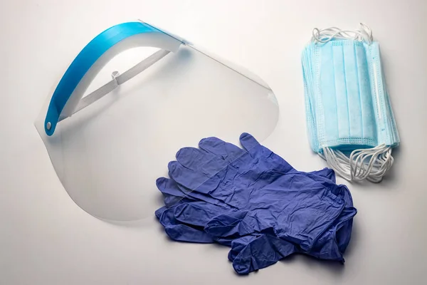 Individueller Schutz bedeutet. Schutzschirm und Gesichtsmaske. Medizinische Handschuhe — Stockfoto