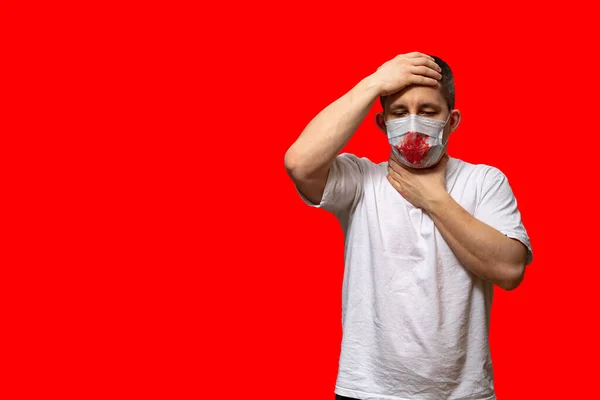 Um homem com uma máscara médica ensanguentada está doente de doenças pulmonares coronavírus — Fotografia de Stock