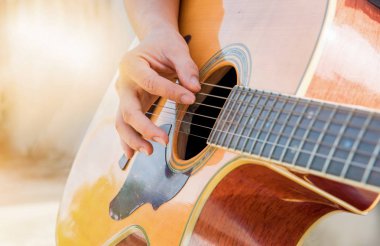 adam tutan klasik gitar ve gitar çalmak