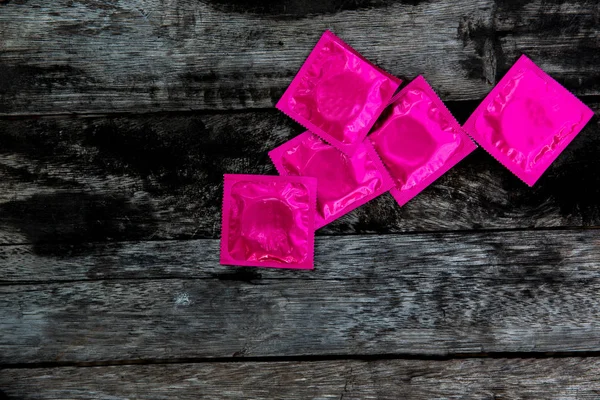 Preservativo Rosa Mesa Madeira Conceito Sexo Segurança — Fotografia de Stock