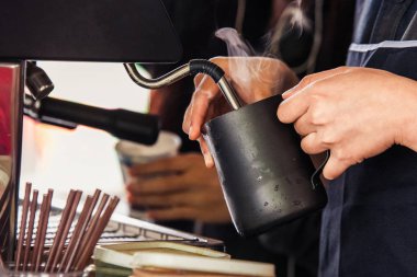 barista cappuccino kahve için süt akışı 