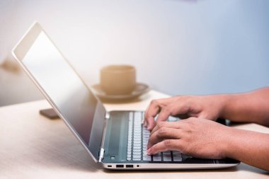 dizüstü bilgisayar, çalışan office erkeğin yazarak genç iş adamı 