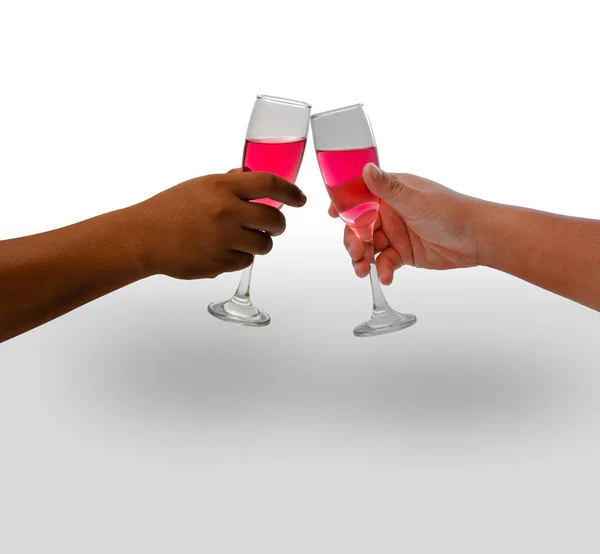 Zwei Händchenhaltende Weingläser Und Klinkgläser Auf Weißem Hintergrund Mit Clipping — Stockfoto