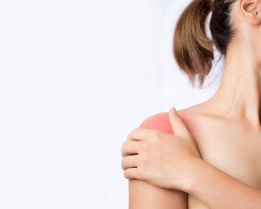 Omuz eklemi beyaz arka plan, omuz eklem tutan genç kadın ve deltoid kas ile yer çevresinde ağrı için metne temas el 