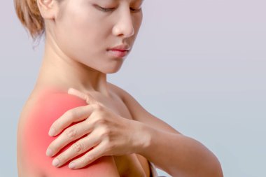 sol el sağ omuz, Genç kadın acı şu deltoid kas üzerinde tutan Asyalı kadın 
