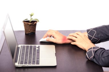 Office kadın ağrı, sağ el bileği, kadın woking masada durumda ve çalışmak nedeniyle, office sendromu kavramı sağ el bileği ağrısı 