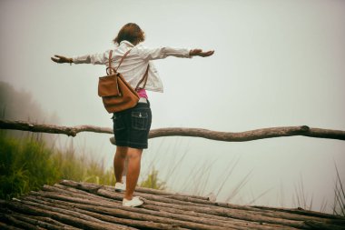 dağ veya cliff Görüntüleyici ve el üstünde ayakta, şaşırtıcı hissediyorum seyahat kadın 
