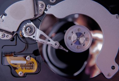 «Ana sayfa» görünümü sabit disk veya Pc disk sürücü, içine yakın çekim veya makro fotoğrafçılık sabit disk göstermek silindir