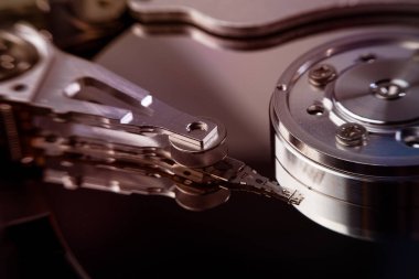 sabit disk veya Pc disk sürücü, içine yakın çekim veya makro fotoğrafçılık sabit disk göstermek silindir