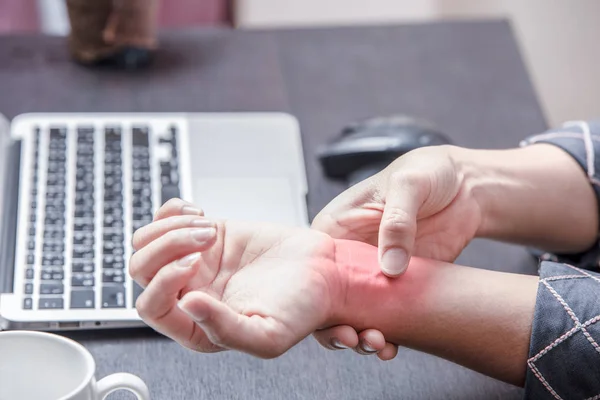 Primer Plano Dolor Mujer Oficina Muñeca Derecha Mujer Caso Woking — Foto de Stock