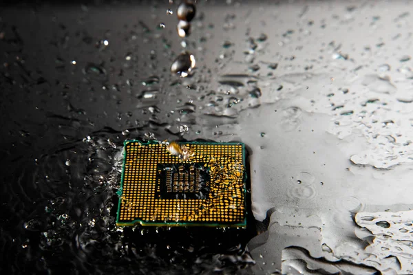 黒板に Cpu に水滴 — ストック写真