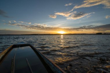 küçük bir göl veya nehir bulut ile güzel gün batımı 