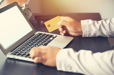 online alışveriş için kredi kartı sayısı koyarak çalışan adam 