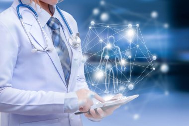 Tablet tutarak ve ekran 3d vücut illüstrasyon ve ışık, erken tanı için teknoloji ve veri bağlantısı ile modern tıp anlayışı ile işaret eden akıllı kadın doktor 