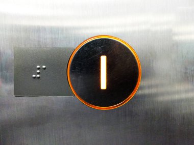 bir Asansör ve braille yakından turuncu ışık, yazı dili tarafından kör insanlar için bir tür yanıt noktalar kişiden, birinci katında Asansör çalışma 
